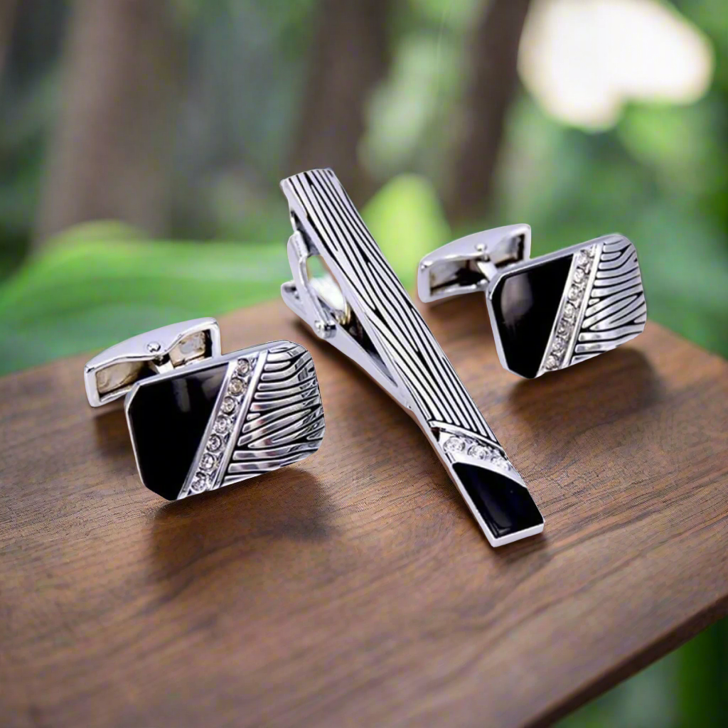 Man wearing the tie clip and cufflinks set for formal event