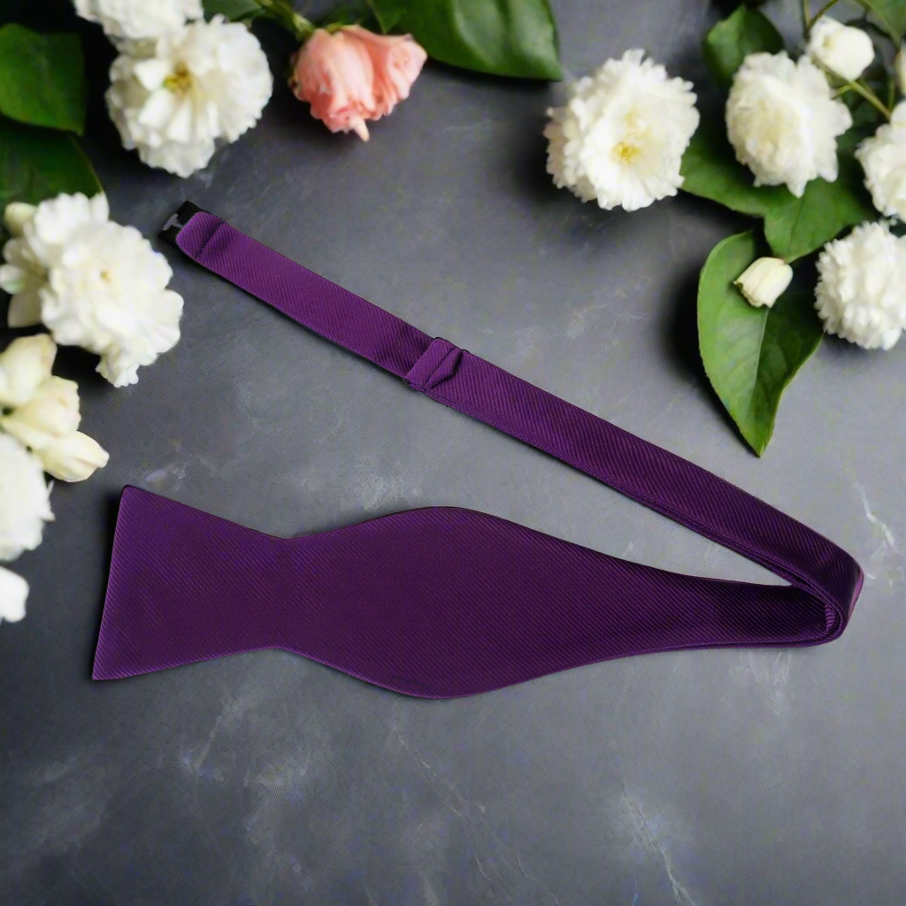 Stylish mint green solid color bow tie suitable for casual gatherings.