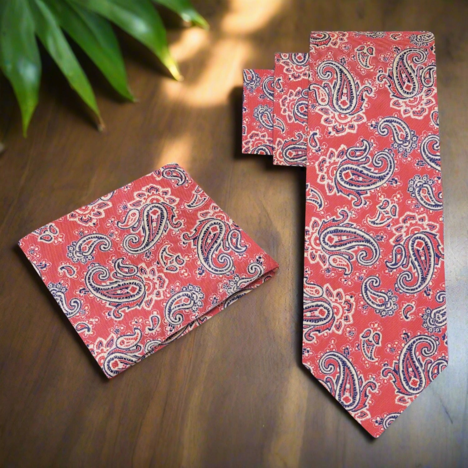 Silk paisley necktie for business meetings and social gatherings