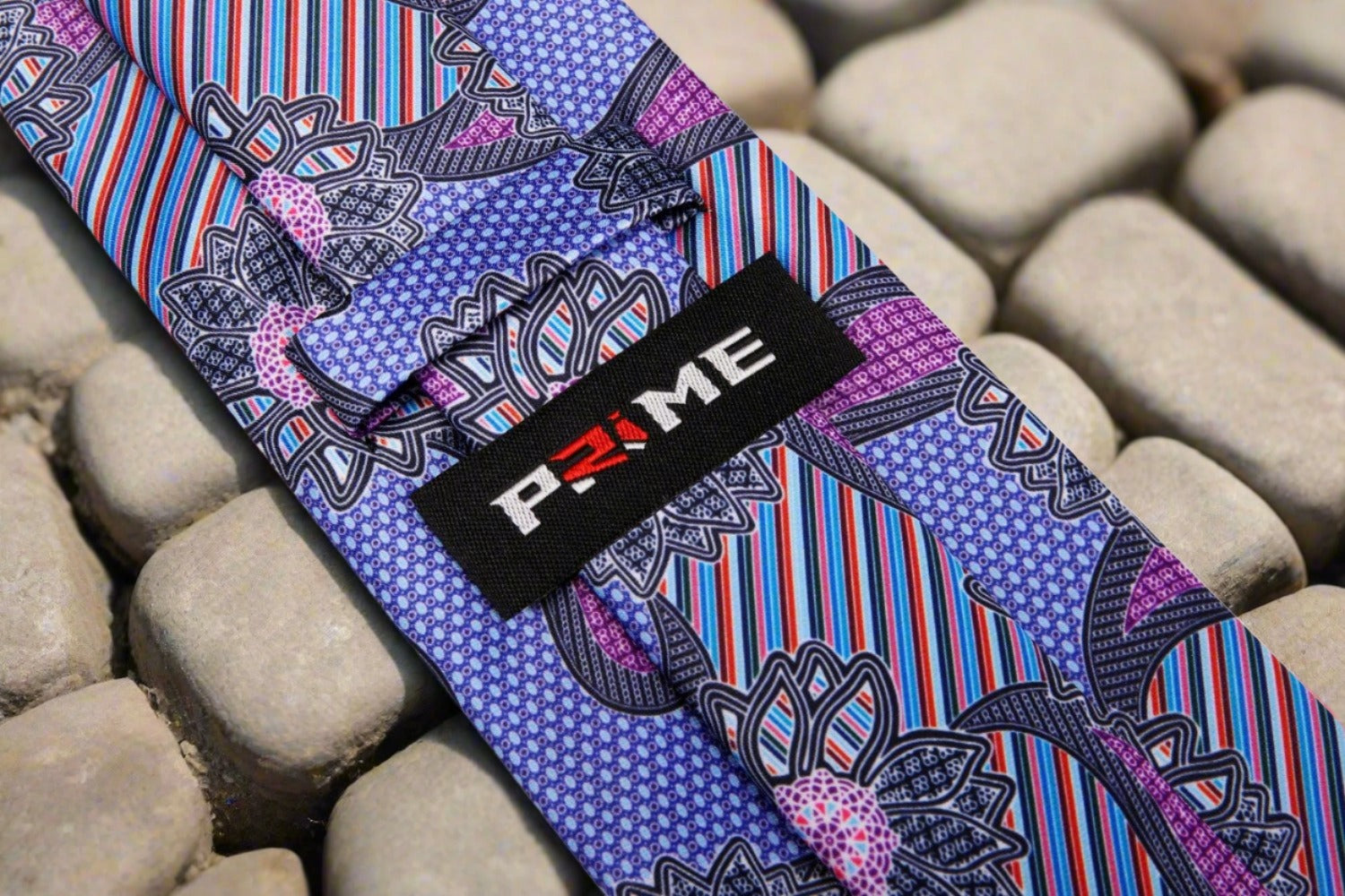Fashionable silk necktie with vibrant colors, suitable for formal dinners and business meetings