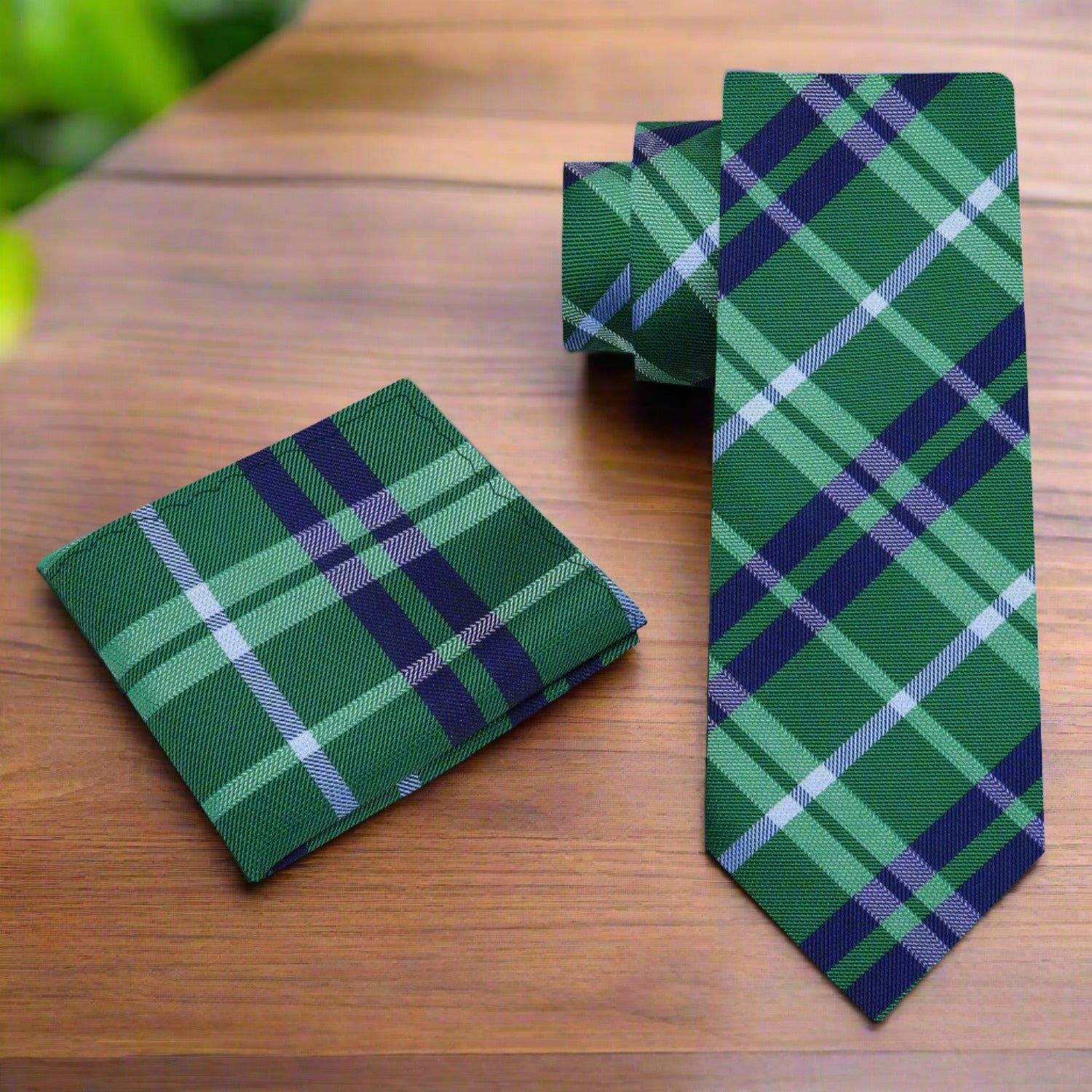 Folded silk tie and pocket square set – elegant mens neckwear combination