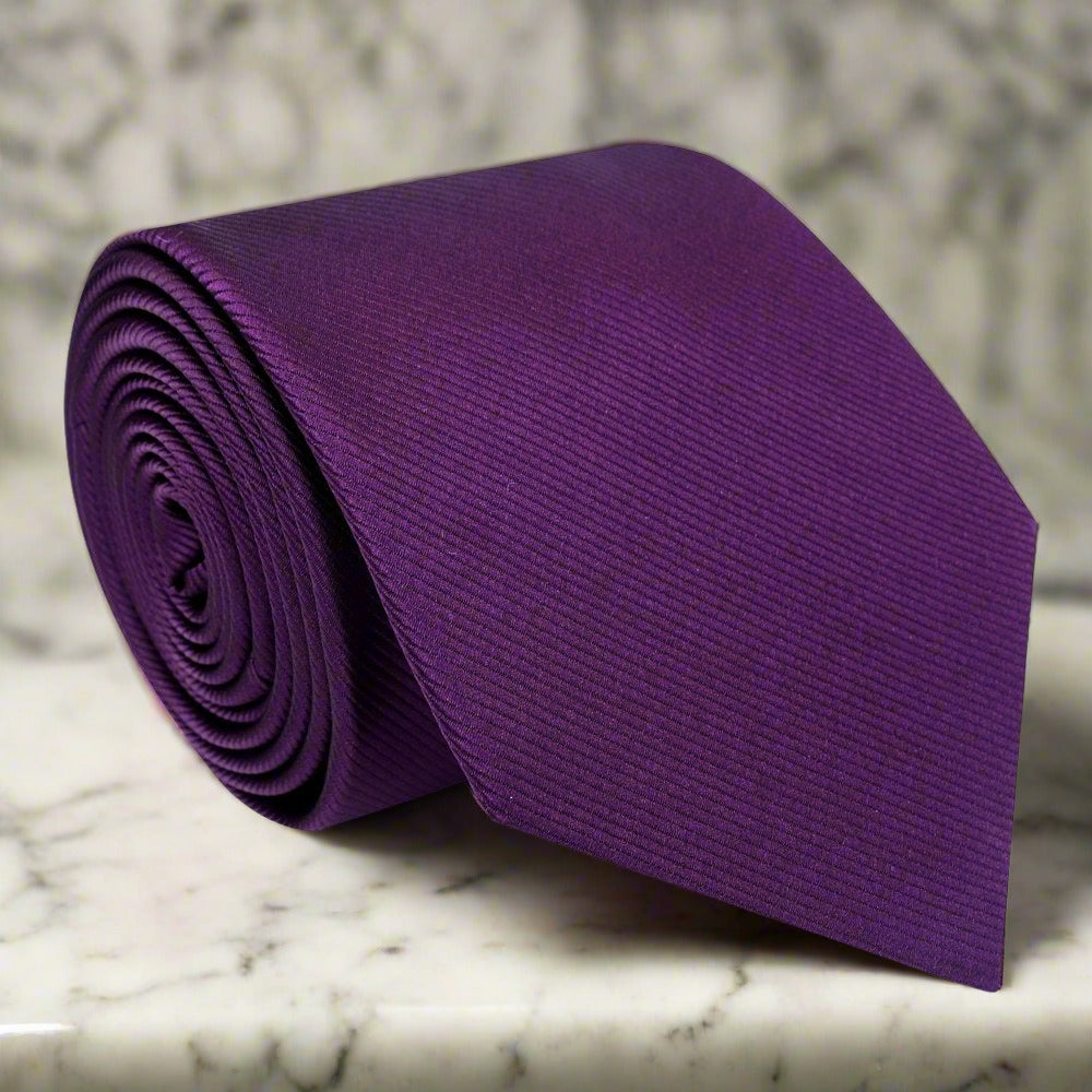 Elegant green necktie with matching pocket square, perfect for business meetings.